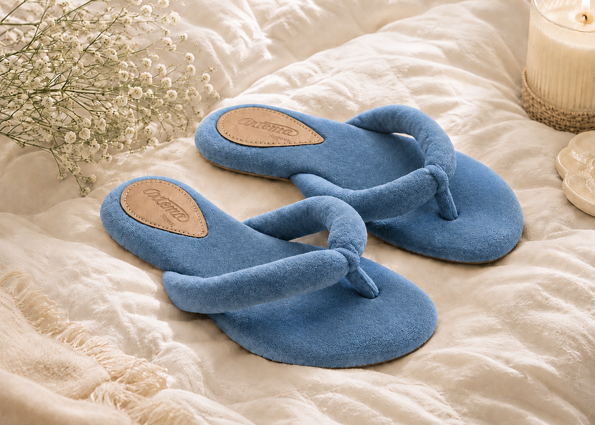 Chinelo Sofia texturizado azul minimalista Artema
