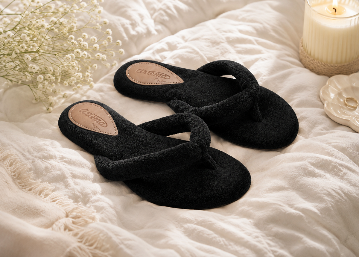 Chinelo Sofia texturizado preto minimalista Artema