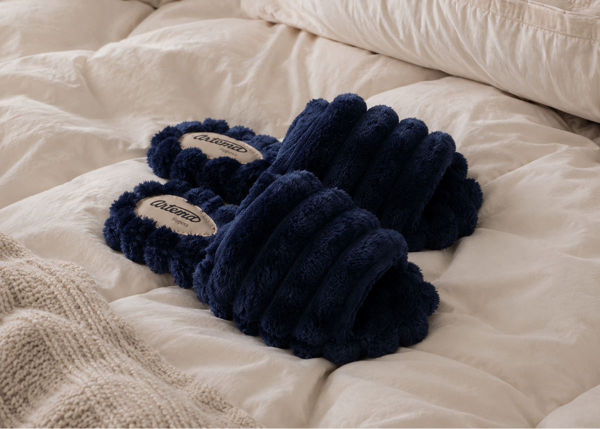 Pantufa peludinha aurora azul marinho