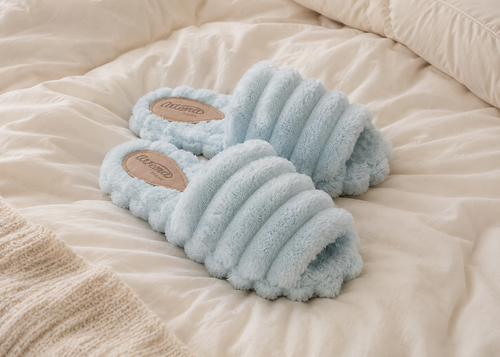 Pantufa peludinha aurora azul bebe