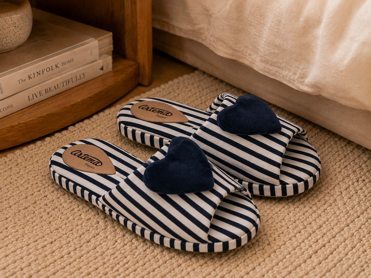 Pantufa Camila listrado azul marinho laço coração Artema