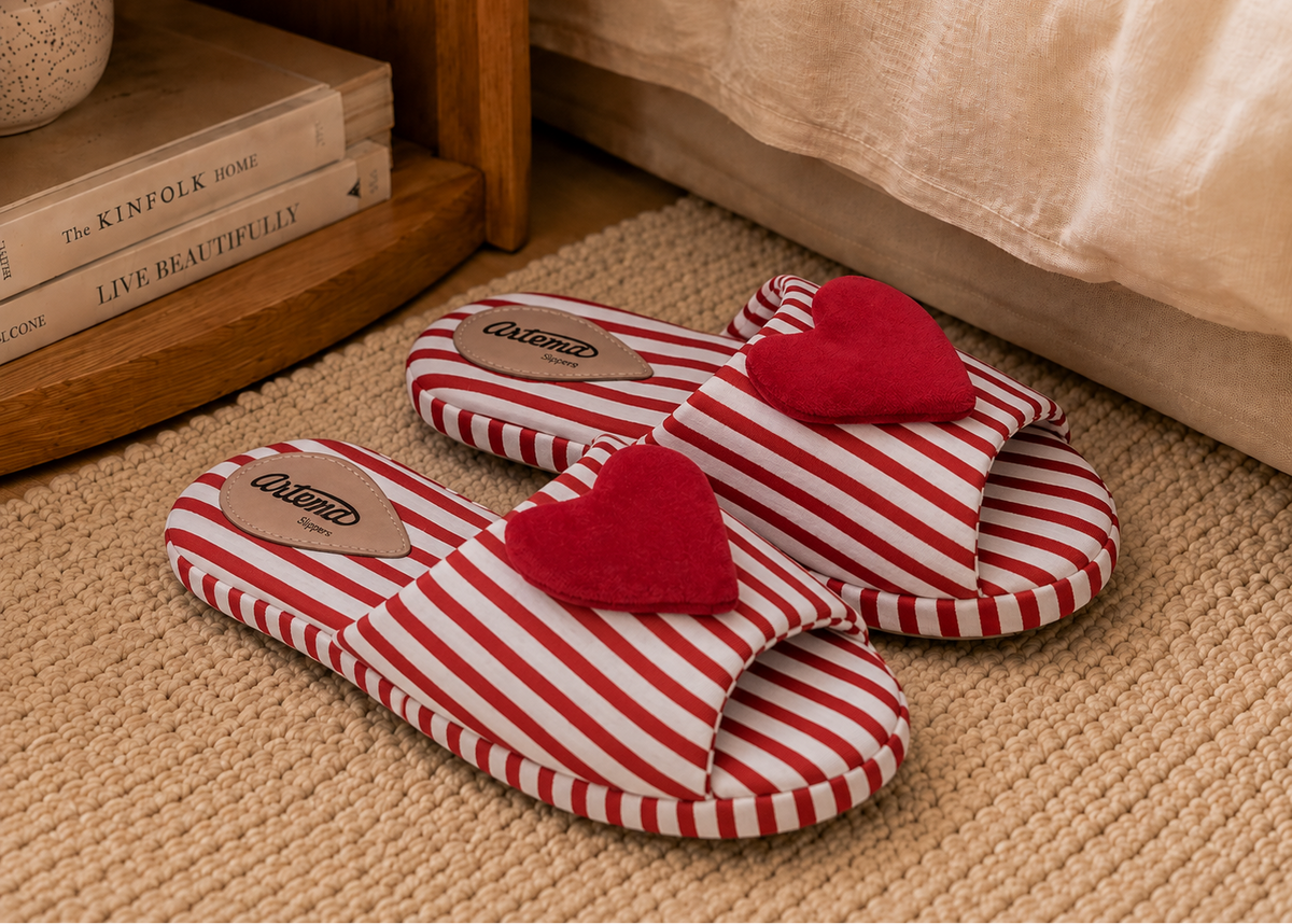 Pantufa Camila listrado vermelho laço coração Artema