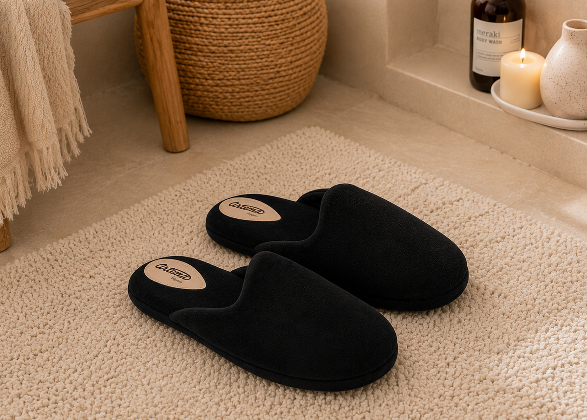 Pantufa Theo preta plush Artema
